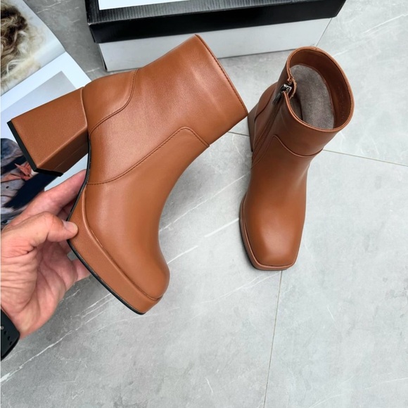 Boots on heel - Picture 4 of 4